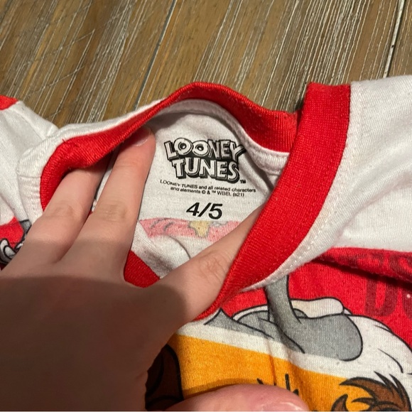✨2/$6✨ Boys looney tunes pajama shirt - Picture 3 of 3